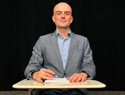 «Enseñar computación en las escuelas está más vigente que nunca, enseñar a promptear no sirve»